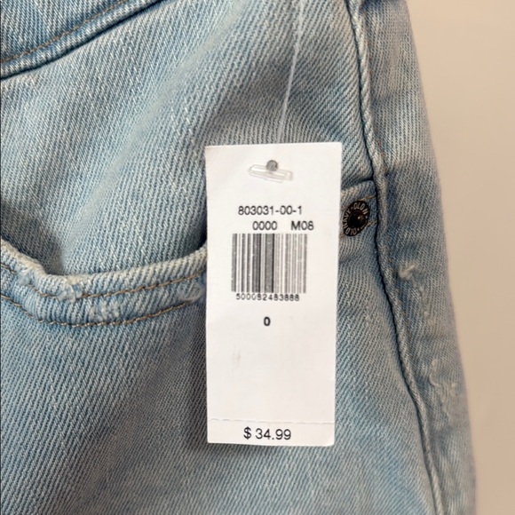 Old Navy Women's Light Blue Denim Shorts - Picture 4 of 5